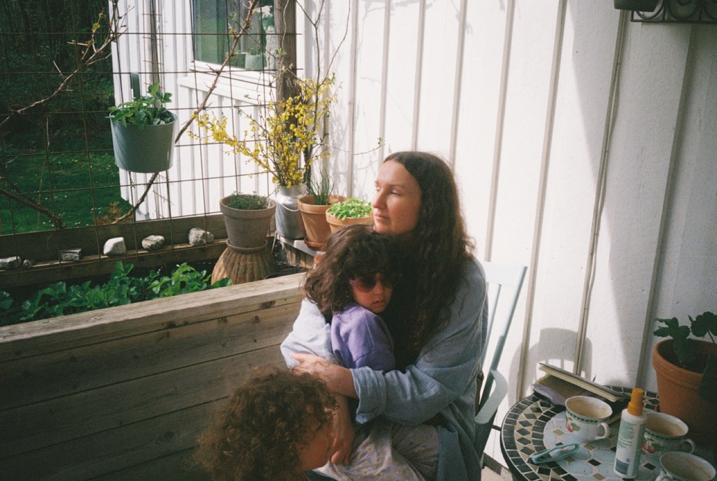 Tarinii with both kids on the balcony